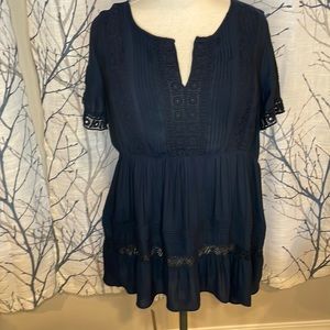 Torrid women’s size 00 short sleeve sheer blouse. Nice details. Gathered waist.